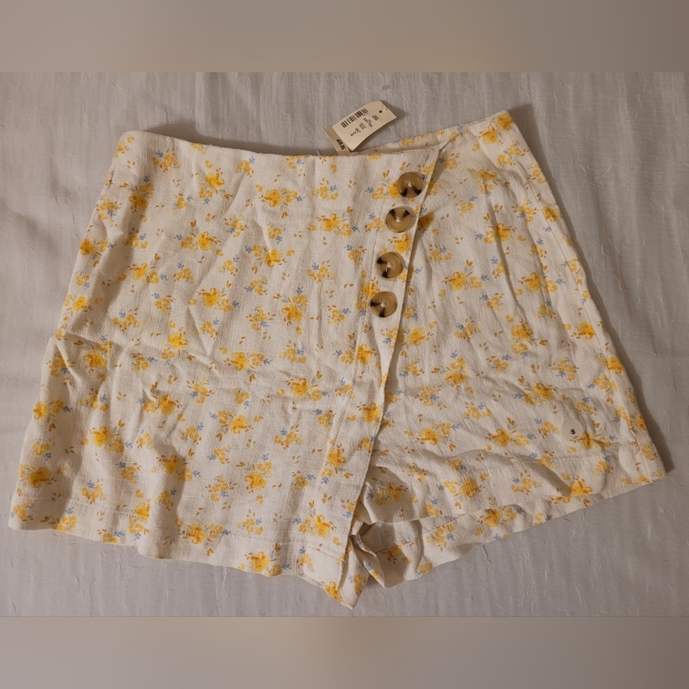 Aeropostale White and Yellow Floral Skort